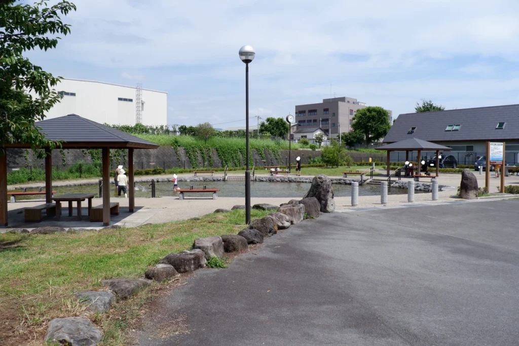 丸池公園駐車場の水遊び場