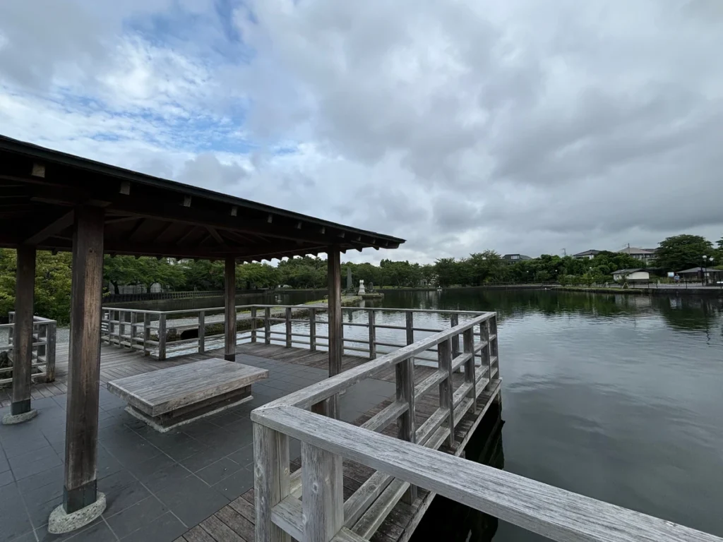 丸池公園の東家