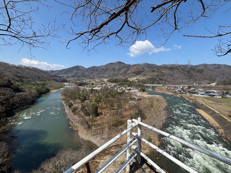 棚下地区で利根川と子持山を一望