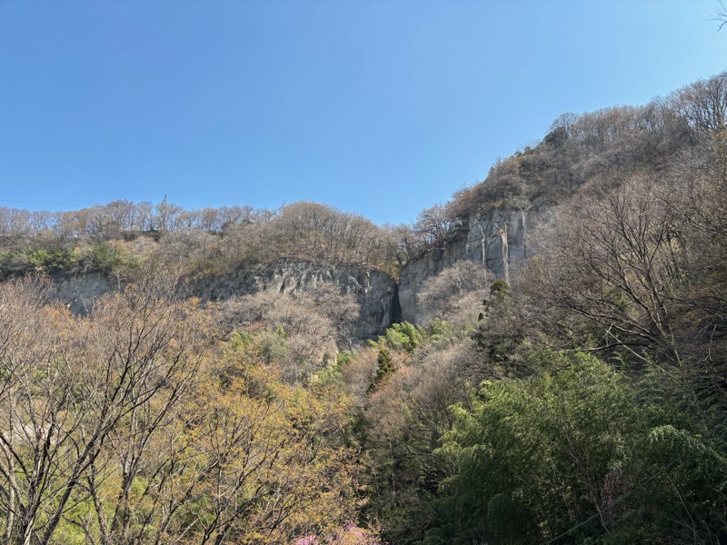 切通しから見た棚下不動滝の雌滝