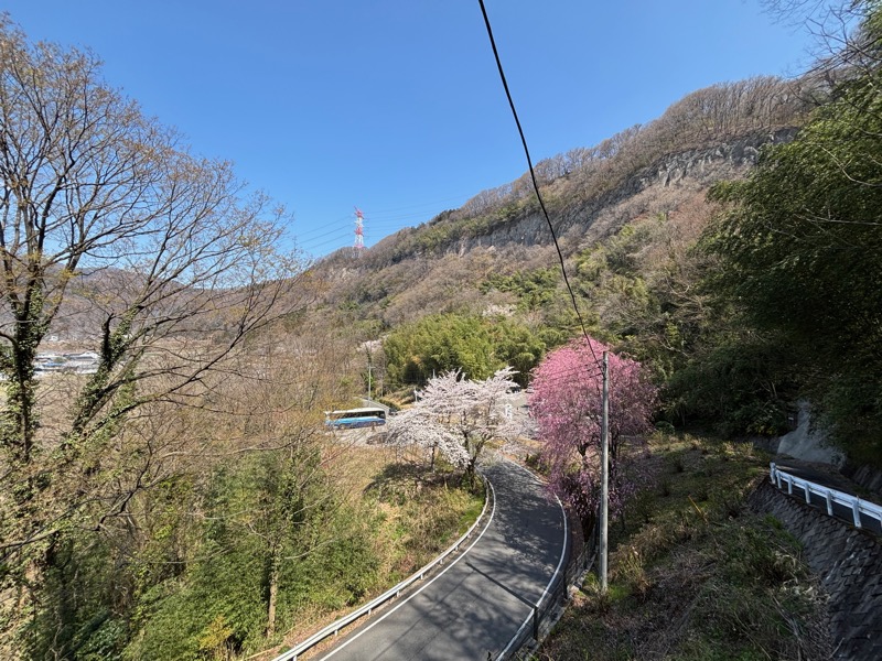 棚下不動滝の駐車場に観光バスが停まっていた