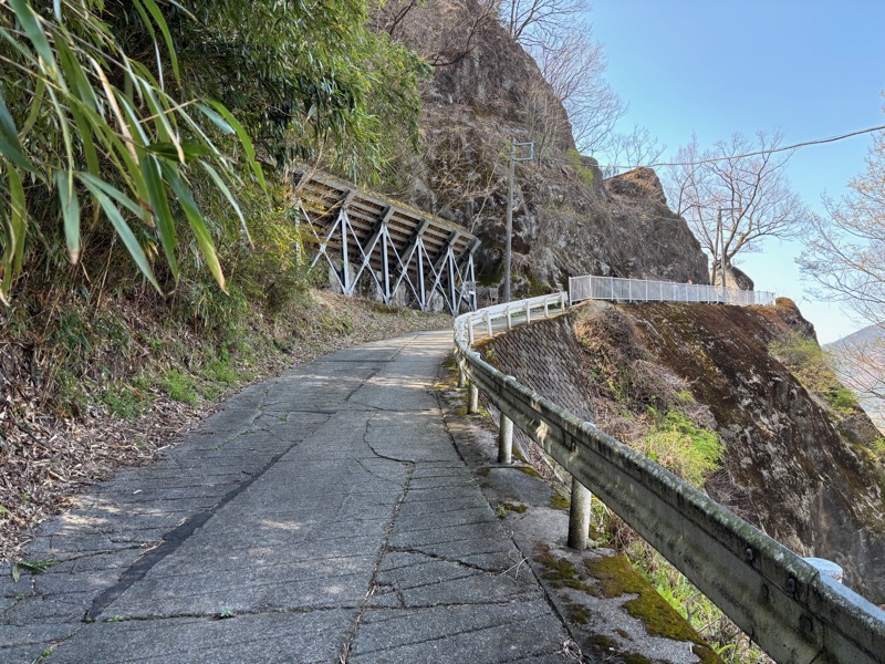 棚下不動滝への登り道