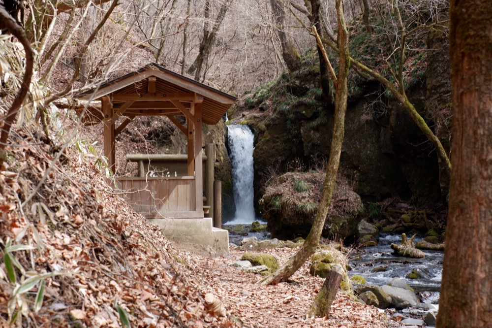 竜返しの滝と東家